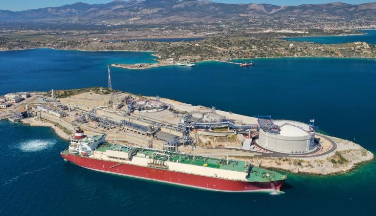 Οι ηλεκτροπαραγωγοί που διαθέτουν μονάδες αερίου χωρίς δυνατότητα λειτουργίας με εναλλακτικό καύσιμο, θα πρέπει να εγκαταστήσουν αποθέματα ασφαλείας στο νέο FSU που έχει τοποθετηθεί από τον Ιούλιο στη Ρεβυθούσα.